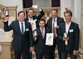 Florian Herschke (Mitte), und die vier weiteren Preisträger des Deutschen Kundeninnovationspreises der comdirect bank, cringle, ARAG und shipcloud (v. links)